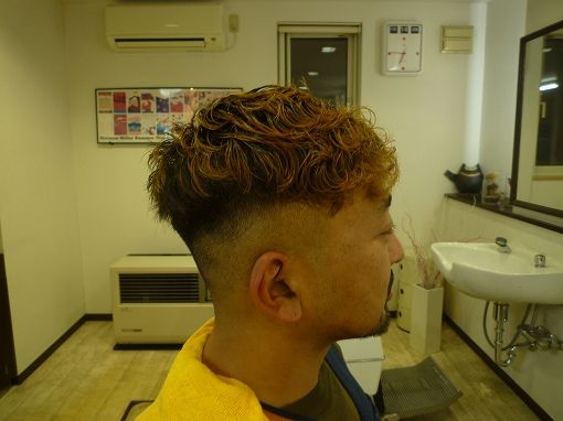 1ブリーチ系のカラー後にパーマしてて、カラーが 色落ちした状態にフェードカット
